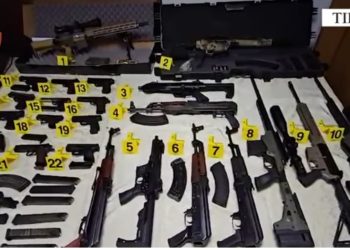Zbulohet një arsenal armësh në kryeqytet, në pranga 34-vjeçari! Sekuestrohen 23 armë zjarri, 1 silenciator, 17 krehra me municion luftarak