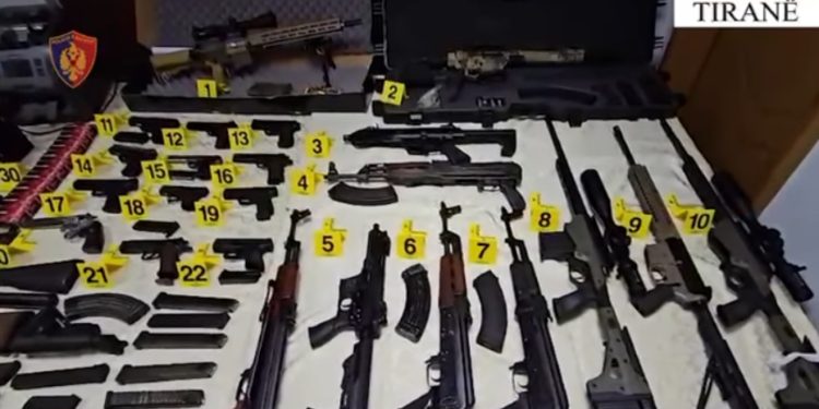 Zbulohet një arsenal armësh në kryeqytet, në pranga 34-vjeçari! Sekuestrohen 23 armë zjarri, 1 silenciator, 17 krehra me municion luftarak