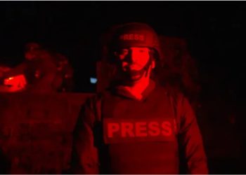 “O Zot, vrapo shpejt… a je gjallë?”, TERROR për gazetarin në Ukrainë! Droni rus i “fluturon” mbi kokë, shpërthen pranë tij gjatë xhirimeve