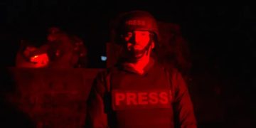 “O Zot, vrapo shpejt… a je gjallë?”, TERROR për gazetarin në Ukrainë! Droni rus i “fluturon” mbi kokë, shpërthen pranë tij gjatë xhirimeve