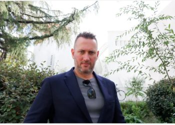 Washington Post shkruan për Florjan Binajn: Një komedian që mund të ndryshojë politikën shqiptare