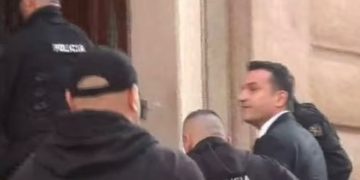 FOTO/ Veliaj hyn me pranga në Gjykatën Kushtetuese, shfaqet i buzëqeshur para gazetarëve