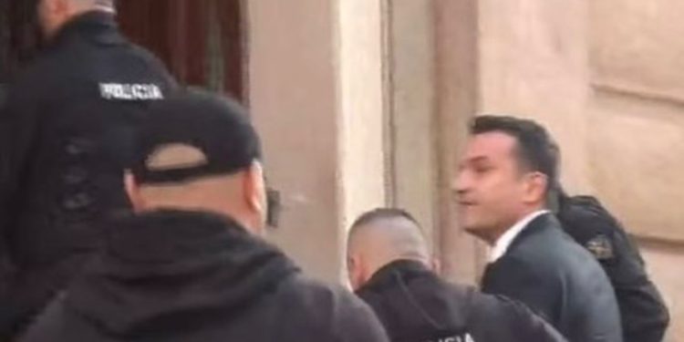 FOTO/ Veliaj hyn me pranga në Gjykatën Kushtetuese, shfaqet i buzëqeshur para gazetarëve