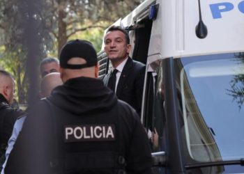 “A e shkeli Rama Kushtetutën?” Veliaj pyetet teksa futet në Gjykatë, reagimi që bën