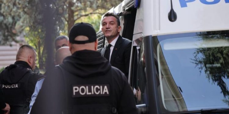 “A e shkeli Rama Kushtetutën?” Veliaj pyetet teksa futet në Gjykatë, reagimi që bën