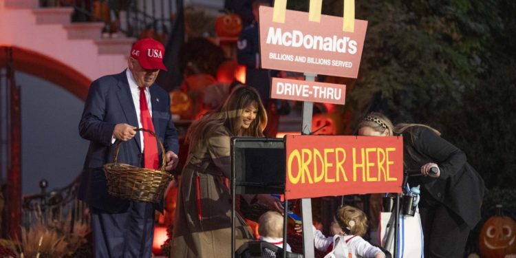Shfaqja e Halloween-it në Shtëpinë e Bardhë! Nga sozia e tij tek qindra fëmijë “superheronj dhe dinosaurë” priten nga Trump dhe Melania