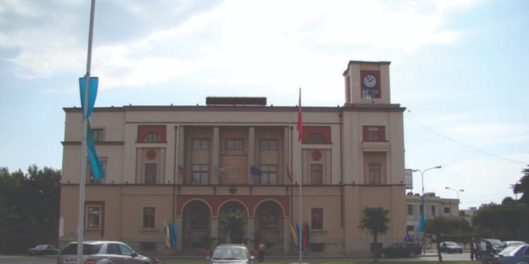 Bashkitë realizojnë vetëm 22% të investimeve për 8-mujorin, rrezikohet “djegia” e fondeve