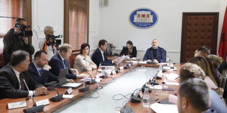 Kërkesa e PD për shkarkimin e Begajt! Gjin Gjoni rendit shkeljet e presidentit te “Ligjet”: Vetë i punësuar në spital privat, i biri në një kompani sigurimesh…