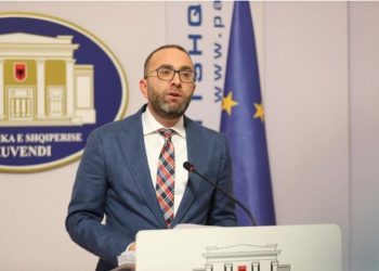 “Të anulohet votimi i Komisionit Rregullator”, Bardhi shkresë Niko Peleshit: Nuk keni kapacitet për të drejtuar Kuvendin, shkelët rregulloren