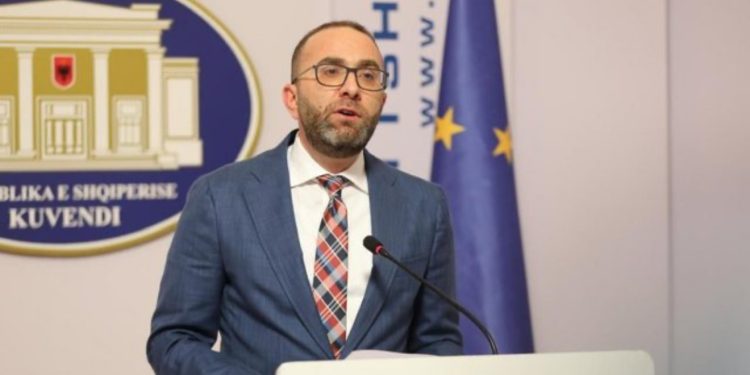 “Të anulohet votimi i Komisionit Rregullator”, Bardhi shkresë Niko Peleshit: Nuk keni kapacitet për të drejtuar Kuvendin, shkelët rregulloren