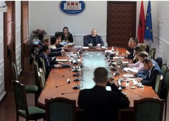 Rrëzohet kërkesa e opozitës për shkarkimin e Begajt, 5 vota por dhe 9 kundër