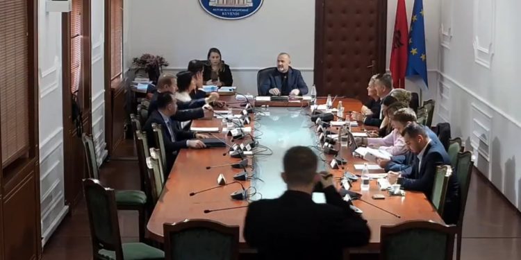 Rrëzohet kërkesa e opozitës për shkarkimin e Begajt, 5 vota por dhe 9 kundër