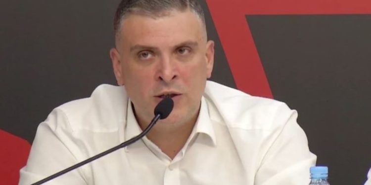 Tedi Blushi debat me Ulsi Manjen te “Ligjet”: Ju që donit të shkarkonit Metën pse mbrojti Kushtetutën, tani mbroni Begaj pse shkeli Kushtetutën