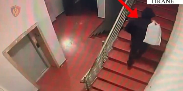 Vodhi 10 mln lekë dhe sende me vlerë 20 mijë euro në kasafortën e një banese! PAMJET e kamerave e nxorrën zbuluar, arrestohet “skifteri” në kryeqytet