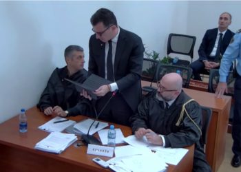 VIDEOLAJM/ Efektivi “në gatishmëri” për Veliajn në Kushtetuese, ngrihet në këmbë sa herë flet ish-kryebashkiaku