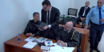 VIDEOLAJM/ Efektivi “në gatishmëri” për Veliajn në Kushtetuese, ngrihet në këmbë sa herë flet ish-kryebashkiaku