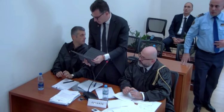 VIDEOLAJM/ Efektivi “në gatishmëri” për Veliajn në Kushtetuese, ngrihet në këmbë sa herë flet ish-kryebashkiaku