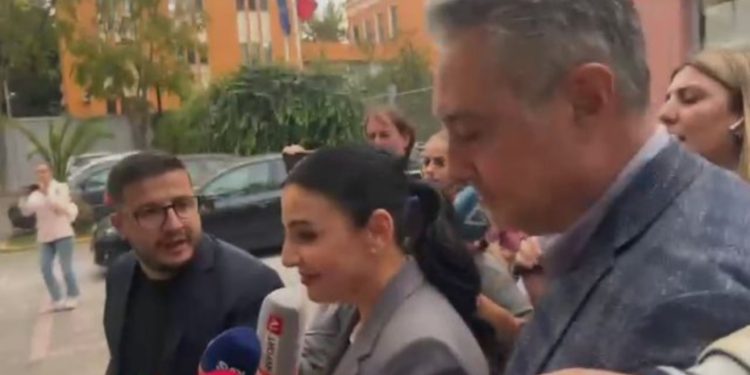 Gazetarët e pyesin nëse i ka kërkuar Rama dorëheqjen apo nëse SPAK e mori të pandehur, ja si reagoi Balluku