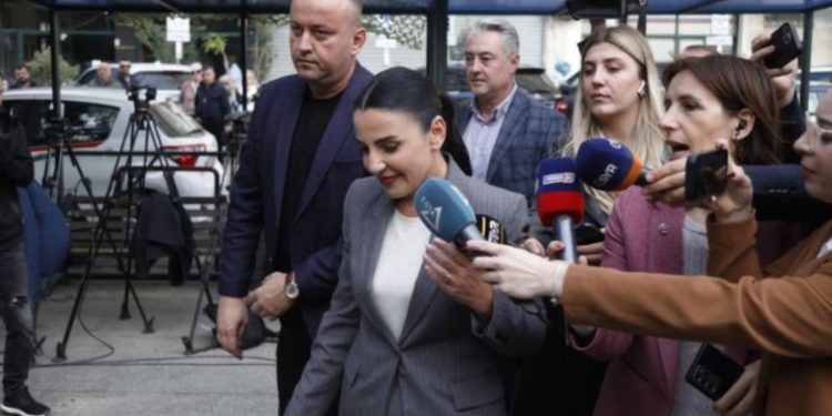 VIDEO/ Belinda Balluku e acaruar në hyrje të SPAK, shtyn mikrofonat e gazetarëve!