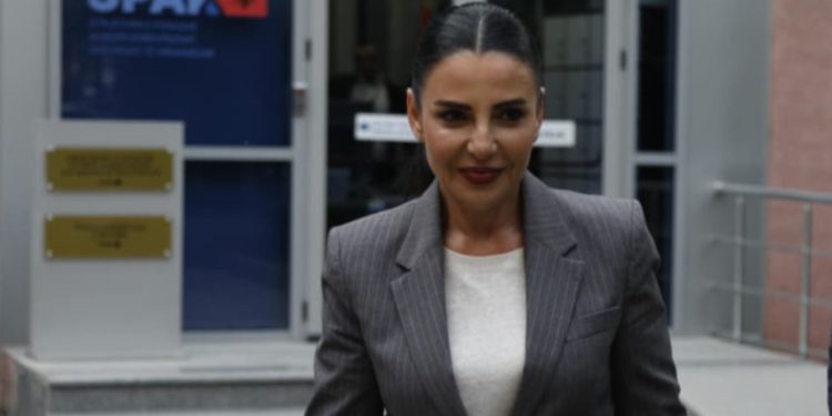 “Udhëtime, praktika me tendera dhe përgjime bisedash”/ Balluku e pandehur nga SPAK, gazetarja jep detaje për dosjen e zëvëndëskryeministres!