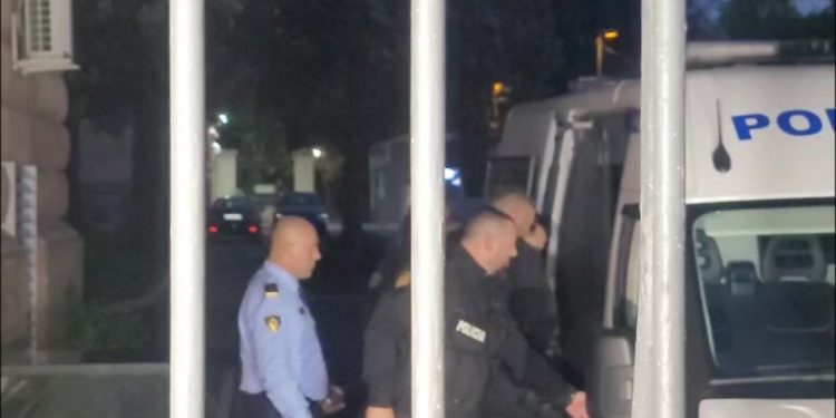 Veliaj niset drejt paraburgimit/ Mbështetësit: Forca kryetar, forca. Ish-kryebashkiaku: Ju dua shumë…