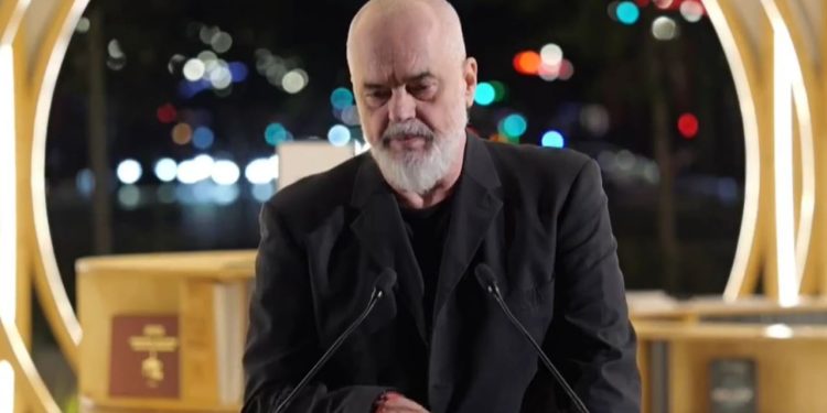 Inaugurohet “Tirana Moons” në Sheshin Nënë Tereza, Rama: Arkitektët, sa herë mblidhen, Shqipëria merr pjesë në ndeshje.