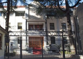 Incident në Gjykatën e Apelit, një individ kërcënon rojen e sigurisë.