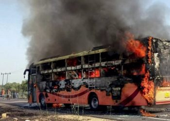 Indi: Autobusi kapet nga zjarri, të paktën 20 viktima