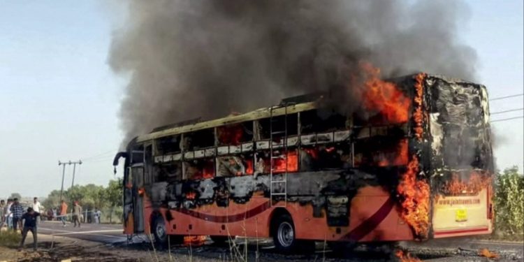 Indi: Autobusi kapet nga zjarri, të paktën 20 viktima