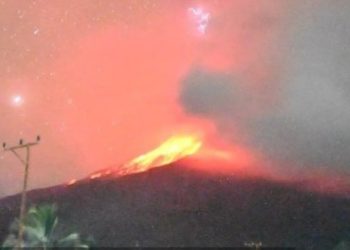 Indonezi: Vullkani në ishullin Flores shpërthen përsëri, niveli i alarmit arriti kulmin.