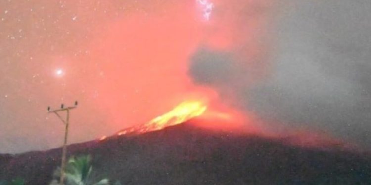 Indonezi: Vullkani në ishullin Flores shpërthen përsëri, niveli i alarmit arriti kulmin.