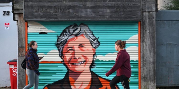 Irlanda realizon sot zgjedhjen e presidentes së re, përballje mes dy kandidateve femra. 
Votuesit irlandezë janë në qendrat e votimit këtë të premte për të votuar për presidentin e ri, ndërsa sondazhet e fundit tregojnë një fitore të thellë për Catherine Connolly, kandidate të pavarur nga ana e majtë, e cila ka siguruar mbështetje të madhe nga të rinjtë.