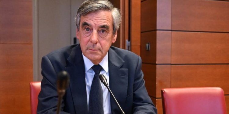 Ish-kryeministri francez dënohet me katër vjet burg për dëshminë e falsifikuar të gruas së tij dhe akuza për korrupsion, ndërsa Gjykata e Strasburgut nuk i ofron ndihmë.