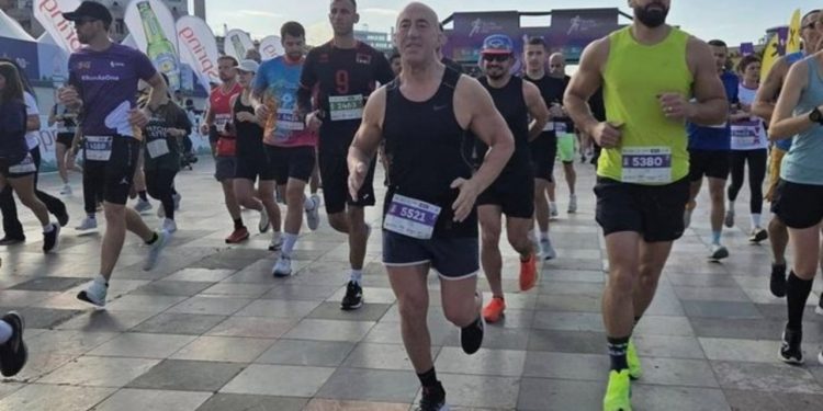 Ish-kryeministri i Kosovës, Ramush Haradinaj, merr pjesë në Maratonën e Tiranës.