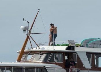 Ish-kryeministri kanadez dhe këngëtarja Katy Perry shfaqen duke u puthur në jahtin e saj pas muajsh spekulimesh për një lidhje romantike.