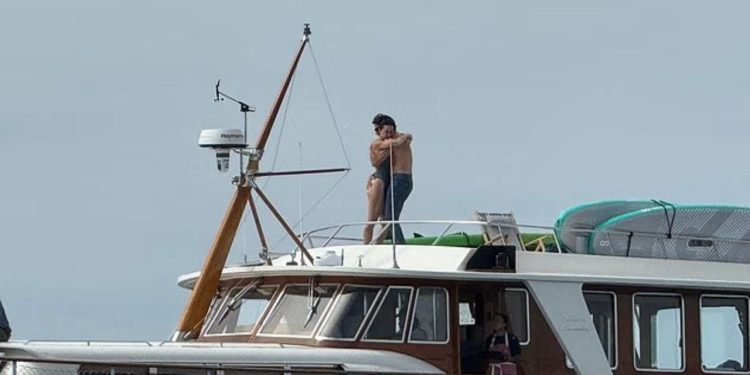 Ish-kryeministri kanadez dhe këngëtarja Katy Perry shfaqen duke u puthur në jahtin e saj pas muajsh spekulimesh për një lidhje romantike.