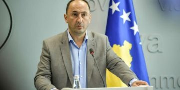 Ish-ministri që kritikoi Kurtin emërohet drejtor i Portit të Durrësit, ndërsa ministrja e Ramës e përshëndet dhe më pas e heq postimin.