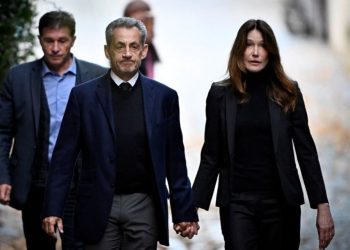 Ish-presidenti francez, i shoqëruar nga bashkëshortja, drejt burgut, ndërsa mbështetësit e tij këndojnë himnin kombëtar. Macron shpreh solidaritetin.