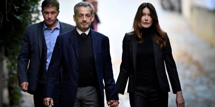 Ish-presidenti francez, i shoqëruar nga bashkëshortja, drejt burgut, ndërsa mbështetësit e tij këndojnë himnin kombëtar. Macron shpreh solidaritetin.