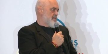 “Italianët janë shqiptarë të veshur me Versace” – Rama në Forumin e Paqes: Meloni, më e gjatë se unë kur flet