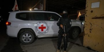 Izraeli pengon “Kryqin e Kuq” që të vizitojë të burgosurit palestinezë, ministri i Mbrojtjes: Të tilla vizita kërcënojnë sigurinë e vendit.