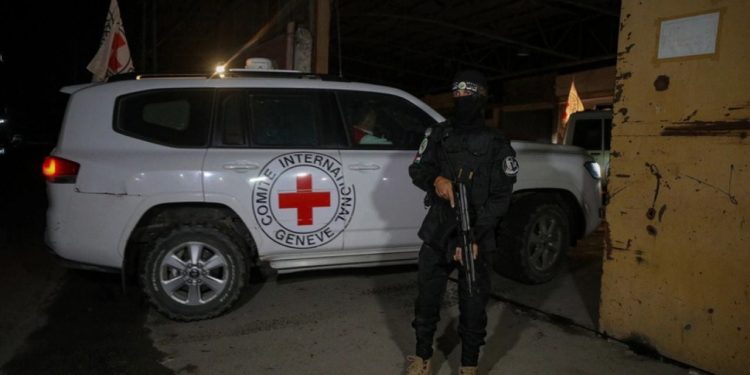 Izraeli pengon “Kryqin e Kuq” që të vizitojë të burgosurit palestinezë, ministri i Mbrojtjes: Të tilla vizita kërcënojnë sigurinë e vendit.