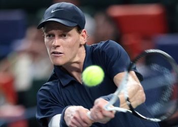 Jannik Sinner arrin në gjysmëfinalet e Six Kings Slam në Riad, përballje e fortë me Novak Djokovic.