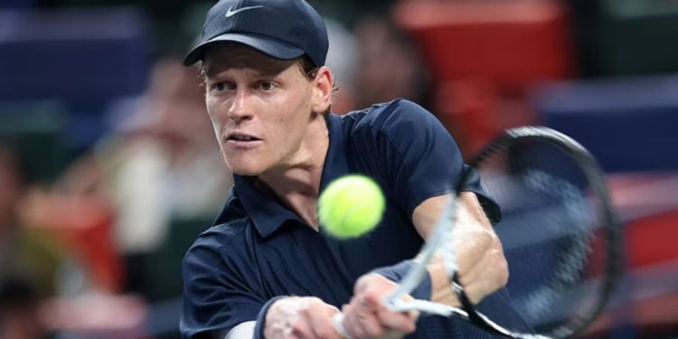 Jannik Sinner arrin në gjysmëfinalet e Six Kings Slam në Riad, përballje e fortë me Novak Djokovic.