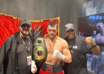 Jurgen Uldedaj, kampion bote në boks, komentoi mbi Demalian: Ky çmim është për Shqipërinë, një rrugëtim i sfidues dhe i jashtëzakonshëm.