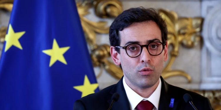 KE-ja sugjeron rritjen e dyfishte të tarifave për importet e çelikut, një masë për të “frenuar” konkurrencën nga Kina.