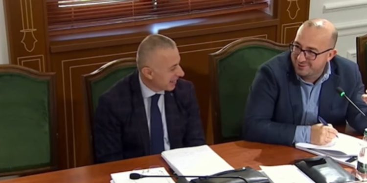 “Ka mbetur ndonjë demokrat në administratë?” / Deputeti i PD-së ironizon nëpunësit civilë