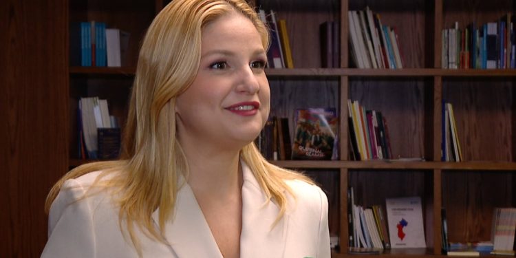 “Kam lindur në Shqipërinë e diktaturës”, thotë eurodeputetja shqiptaro-suedeze për TCH: Mundësia për anëtarësim deri në 2030, apeli për bashkëpunim mes politikanëve.