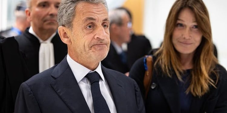 “Kam përgatitur valixhet dhe ndihem i qetë”: Nicolas Sarkozy fillon të kryejë dënimin e tij në burg. Ja se si do t’i kalojë ditët ish-presidenti francez.