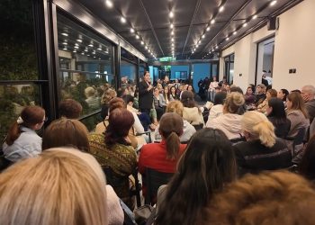 Kandidatja e PS për Tiranën, Manastirliu, zhvillon një takim me mësuesit: Rritim bashkëpunimin për të avancuar zhvillimin e komunitetit.